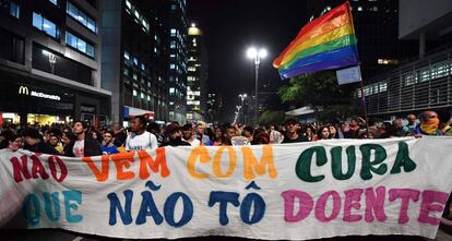 Manifestantes seguram faixa em manifestação contra a 'cura gay', em SP.