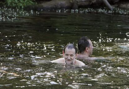 El presidente del Gobierno, Mariano Rajoy, durante un ba&ntilde;o con unos amigos en las aguas del r&iacute;o Umia, en Meis (Pontevedra).