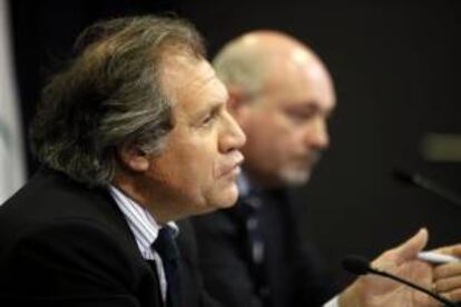 El canciller uruguayo, Luis Almagro, habla durante una rueda de prensa el 3 octubre de 2013, en la Torre Ejecutiva, en Montevideo (Uruguay).