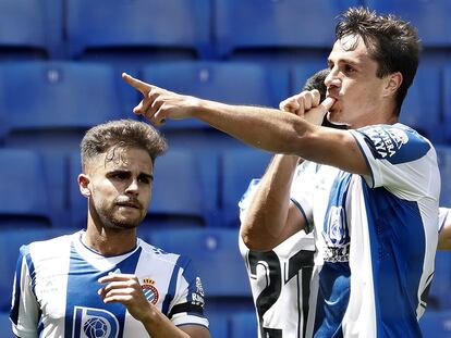 El defensa colombiano del RCD Espanyol de Barcelona Bernardo Espinosa (a la derecha) celebra el primer gol de su equipo ante el Alavés.