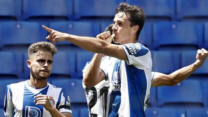 El defensa colombiano del RCD Espanyol de Barcelona Bernardo Espinosa (a la derecha) celebra el primer gol de su equipo ante el Alavés.