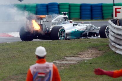 Arde el coche de Hamilton.