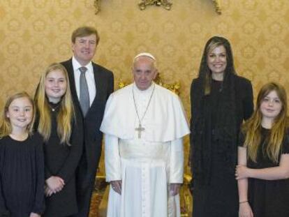 El Papa junto a los Reyes de Holanda y sus hijas Alexia, Amalia y Ariane.