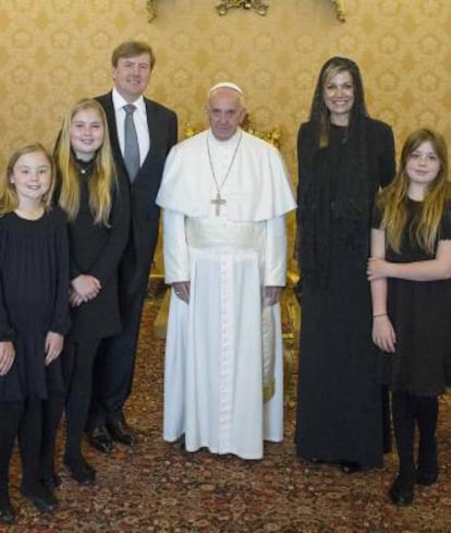 El Papa junto a los Reyes de Holanda y sus hijas Alexia, Amalia y Ariane.