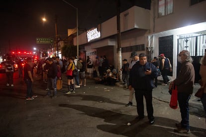 Ciudadanos se quedaron sin servicio del transporte público la noche del 12 de agosto, en la zona centro de Tijuana, Baja California. 