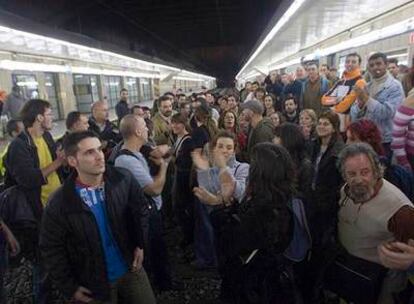 Un centenar de viajeros de Renfe afectados por los retrasos han ocupado las vías en la estación de Paseo de Gracia