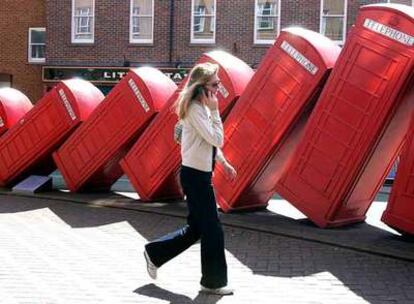 Una mujer habla por su teléfono móvil en Kingston, Londres.