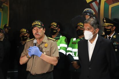 El general de la Policía de Perú, Javier Gallardo, y el exministro de Interior, Avelino Guillén