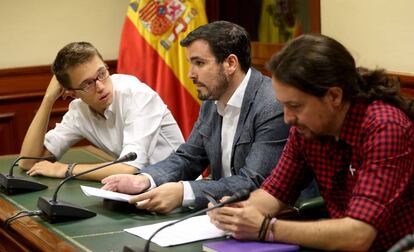 Pablo Iglesias, junto a Alberto Garz&oacute;n e &Iacute;&ntilde;igo Errej&oacute;n, ayer en el Congreso. 