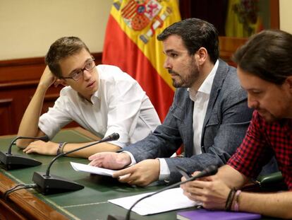 Pablo Iglesias, junto a Alberto Garz&oacute;n e &Iacute;&ntilde;igo Errej&oacute;n, ayer en el Congreso. 