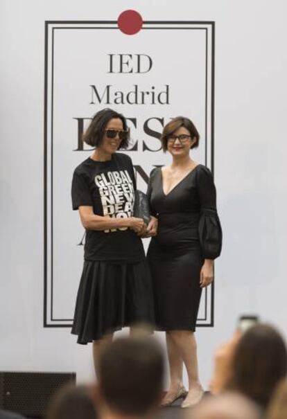 Katharine Hamnett recogiendo el premio que le otorgó el IED, el jueves pasado en Madrid. |