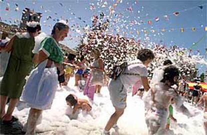 Vecinos de Manzanares el Real, durante las fiestas patronales.