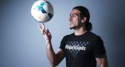 Jose Manuel Pinto, portero del  FC Barcelona, antes de la entrevista. 