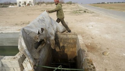 Yousef Ayoub, de 34 años, destapa un pozo donde vierte el petróleo refinado previamente comprado al ISIS.