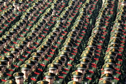 Oficiales de la polica paramilitar en la ceremonia de investidura en Nanjing (China).