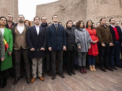 Abascal, Casado y Rivera, junto a otros dirigentes de sus partidos, en el acto en Colón por la unidad de España. / CARLOS ROSILLO