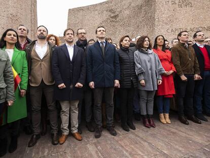 Abascal, Casado y Rivera, junto a otros dirigentes de sus partidos, en el acto en Colón por la unidad de España. / CARLOS ROSILLO