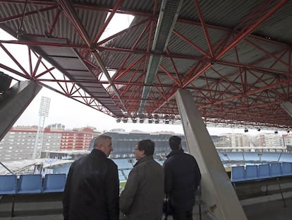 El teniente de alcalde de Vigo, Carlos Font (c), durante su visita al estadio municipal de Balaídos tras el temporal en febrero