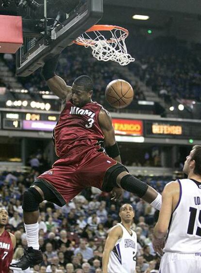 Dwyane Wade machaca el aro ante Martin y Udrih.