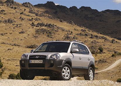 El Tucson es un todoterreno de línea moderna y equilibrada. En el frontal destaca la altura del parachoques y las grandes tomas de aire. La inclinación del parabrisas y el portón trasero estilizan su imagen.