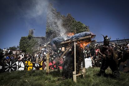 La fiesta se celebró por primera vez en 1960, con la intención de rememorar la importancia de Catoira en la defensa de Galicia frente a los ataques de los piratas normandos y sarracenos que tuvieron lugar en los siglos IX y X en las tierras del rio Ulla. En la imagen, diversos asistentes disfrazados de vikingos participan de un espectáculo.