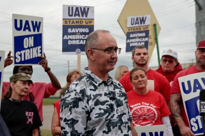 Strike auto workers