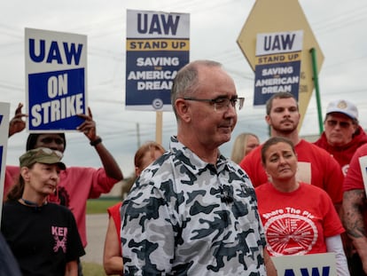 Shawn Fain, presidente del sindicato United Auto Workers con un piquete en una planta de General Motors en Delta Township (Michigan), la semana pasada.