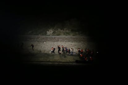 Guardacostas griegos detectan a un grupo de inmigrantes ilegales que han llegado en un bote a la isla griega de Lesbos. El Parlamento macedonio aprobó con amplia mayoría enmiendas a la ley de asilo para facilitar el tránsito de miles de indocumentados hacia los países del centro y el norte de Europa.