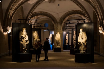 Prophets sculptures (in the foreground), exhibited in 2017 at the Pazo de Xelmírez of the Cathedral of Santiago de Compostela, in the exhibition "Discovering the Matthew"which also visited El Prado.