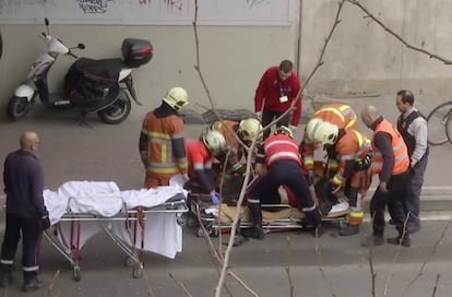 Imagen de vídeo donde se muestra personal de emergencias trasladando a una persona herida tras la explosión en la estación de metro de Bruselas, el 22 de marzo de 2016.