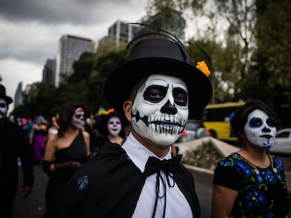 Desfile de 'Catrinas' en la Avenida Paseo de la Reforma, en Ciudad de México.