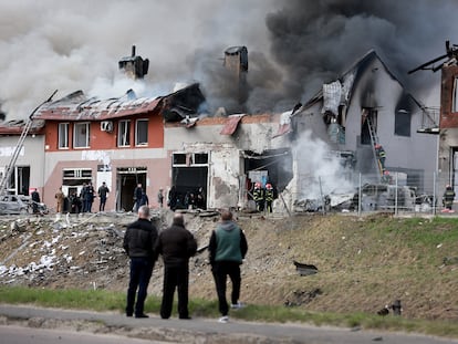 Los bomberos trataban de apagar el lunes un incendio provocado por el ataque de misiles rusos en Lviv, en el oeste de Ucrania.