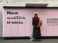 Una mujer frente a una taquilla de recogida de InPost en Londres, Reino Unido.