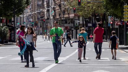 Niños paseando en la Gran Vía de Murcia, el pasado 1 de mayo.