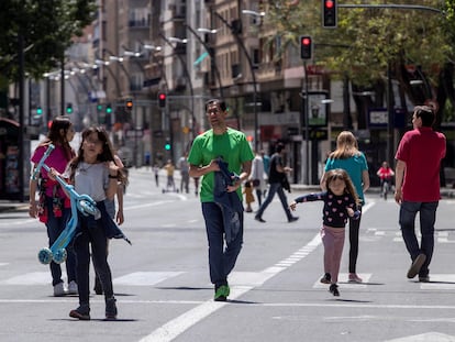 Niños paseando en la Gran Vía de Murcia, el pasado 1 de mayo.