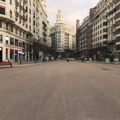 Aspecto de la plaza del Ayuntamiento cubierta con una fina capa de polvo rojo, a las ocho de la mañana.