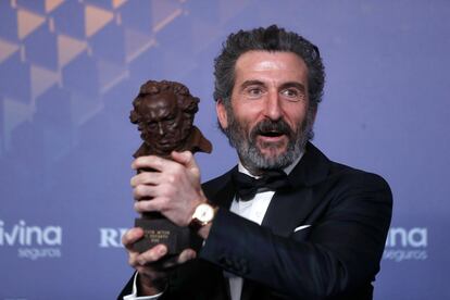 Luis Zahera posa con el Goya a mejor actor de reparto por 'As Bestas'.