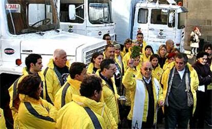 Un sacerdote bendice a los integrantes de la caravana humanitaria Dakar-Bissau 2004, ayer, en la plaza de Sant Jaume Barcelona.