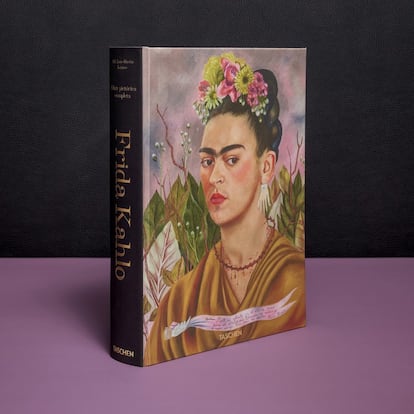 Frida Kahlo. Obra pictórica completa (Taschen) es un tomo para coleccionistas que analiza a fondo una obra inseparable de la vida de la mexicana. Este completo análisis corre a cargo del historiador del arte Luis-Martín Lozano, que fue ue director del Museo de Arte Moderno en Ciudad de México.