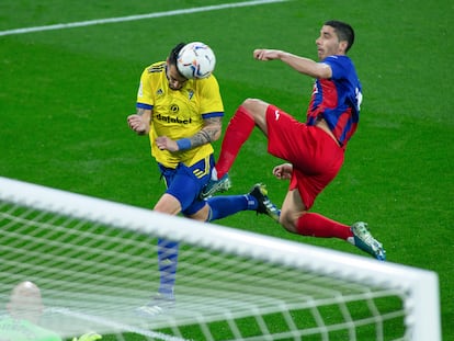 Álvaro Negredo remata de cabeza este sábado en el Ramón de Carranza en el que supuso el gol de la victoria del Cádiz ante el Eibar.