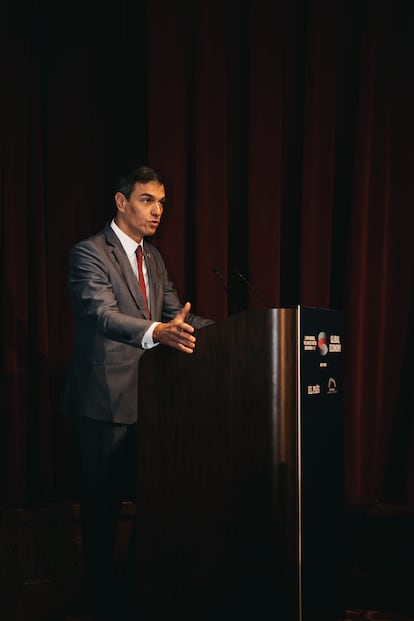 Durante el foro, el presidente en funciones del Gobierno de España, Pedro Sánchez, ha aprovechado para apuntar las líneas maestras de su política económica con datos claros del enorme volumen de inversiones que tiene previsto para los próximos años si logra la investidura. “Tenemos una hoja de ruta clara que necesita ser consolidada en los próximos años”, ha explicado Sánchez. “España lidera el crecimiento en la UE. Tenemos la inflación más baja de la zona euro, con Bélgica, un 2,4%. Vamos a crecer más del doble de la media de la UE este año. Y lo vamos a mantener en 2024".