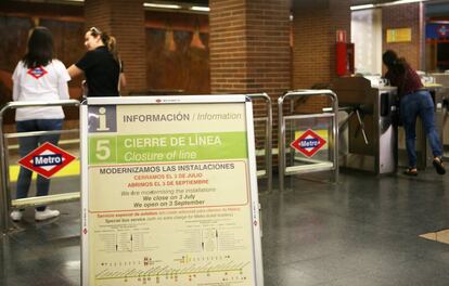 Cartel informativo del cierre de la línea 5 en la estación de Ventas