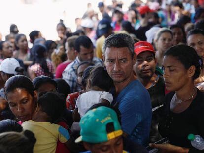 Ciudadanos venezolanos esperan en Cúcuta, en la frontera colombiana con Venezuela, el pasado febrero. 