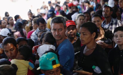 Ciudadanos venezolanos esperan en Cúcuta, en la frontera colombiana con Venezuela, el pasado febrero. 