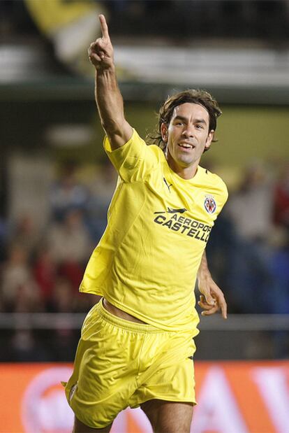 Robert Pirès celebra un tanto con el Villarreal.