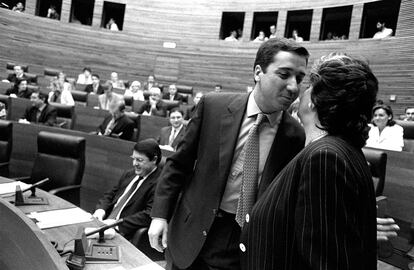 Rita Barberá besa a Eduardo Zaplana, cuando este era presidente autonómico valenciano, poco antes de empezar un debate en 1996.