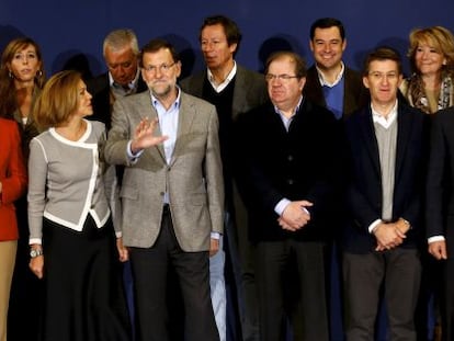 El president del Govern i del PP, Mariano Rajoy, amb càrrecs i barons del partit a l'acte sobre la Constitució.