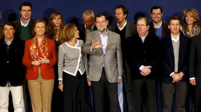 El president del Govern i del PP, Mariano Rajoy, amb càrrecs i barons del partit a l'acte sobre la Constitució.