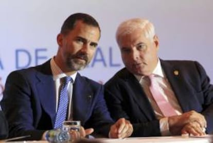 El Príncipe de Asturias, Felipe de Borbón (i), y el presidente de Panamá, Ricardo Martinelli (d). EFE/Archivo