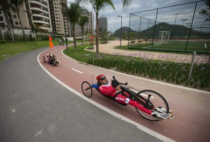 Ciclistas entrenan alrededor de la Villa Paralímpica.